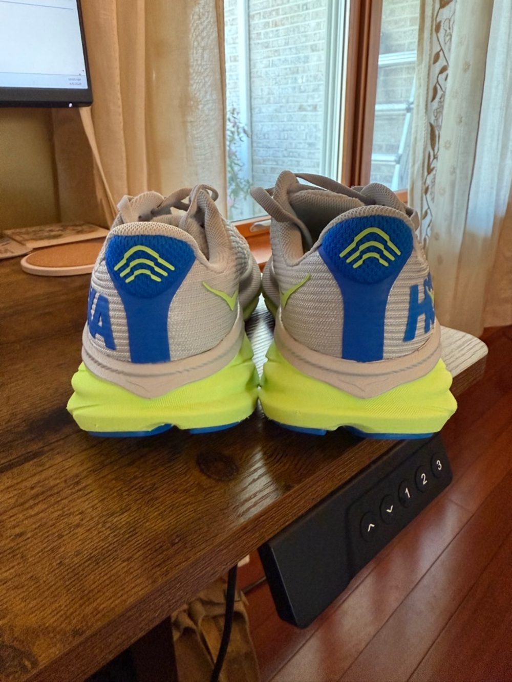 Kid’s Hoka Clifton 9 running shoes in a grey, cobalt blue, neon yellow, sz 4.5 - Picture 3 of 9